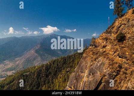 Vue sur les montagnes du Bhoutan sur le chemin de Taktshang Goemba (monastère du Tigren's Nest), le plus célèbre monastère du Bhoutan, dans une falaise de montagne. Banque D'Images