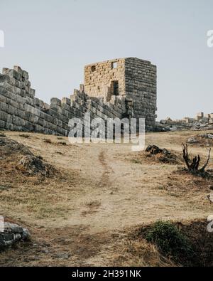 Vue panoramique sur les célèbres ruines de la porte Arcadienne dans l'ancienne Messini, Grèce Banque D'Images