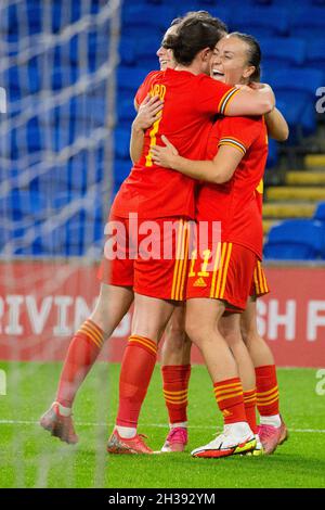 Cardiff, pays de Galles, 26 octobre 2021 : Natasha Harding (11 pays de Galles) célèbre son troisième but du match lors du match de qualification de la coupe du monde entre le pays de Galles et l'Estonie au stade de Cardiff City à Cardiff, pays de Galles.Kara Thomas/ SPP crédit: SPP Sport presse photo./Alamy Live News Banque D'Images