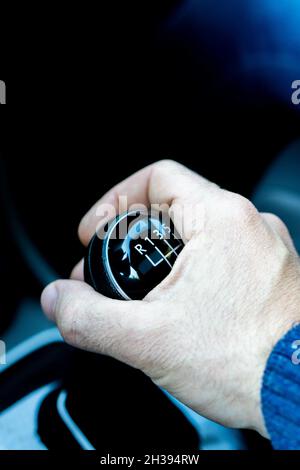 Gros plan d'une poignée de transmission automatique dans une voiture. Banque D'Images