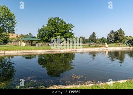 Boise, Idaho - 20 août 2021 : panneau du parc pour chiens de Dog Island, une zone pour chiens en laisse au parc Ann Morrison Banque D'Images