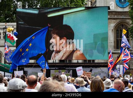 Caroline Lucas, députée, parle au vote des peuples, foule de mars sur la place du Parlement - Londres - juin 2018 Banque D'Images