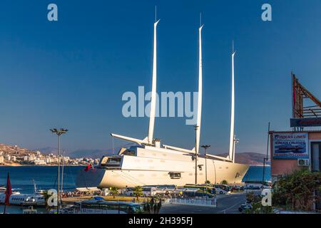 Saranda, Albanie - 23 septembre 2018 - 'voile Yacht A', SYA, l'un des yachts de voile biggenvosst dans le monde ancré dans le port de Saranda.Oui Banque D'Images