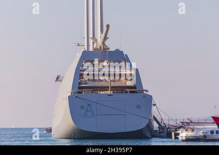 Saranda, Albanie - 23 septembre 2018 - 'voile Yacht A', SYA, l'un des yachts de voile biggenvosst dans le monde ancré dans le port de Saranda.Oui Banque D'Images