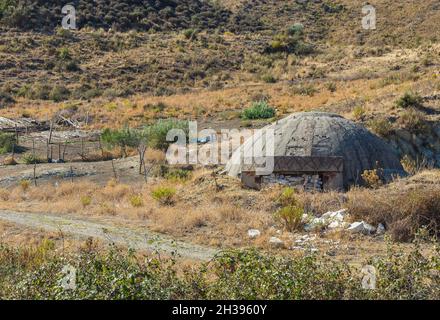 Gros plan sur l'un des innombrables bunkers ou points militaires en béton dans le sud de l'Albanie, construit sous le gouvernement communiste d'Enver Hoxha Banque D'Images