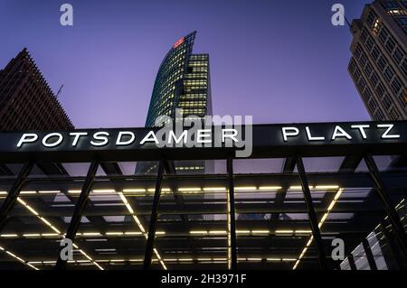 BERLIN, ALLEMAGNE - 24 octobre 2021 : BERLIN, ALLEMAGNE 24 octobre 2021.La gare Bahnhof Potsdamer Platz. Banque D'Images