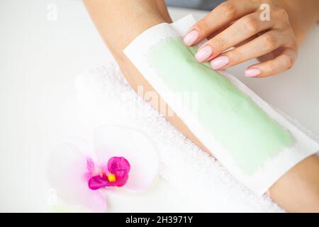 Traitez l'épilation des mains des femmes dans un salon de beauté Banque D'Images