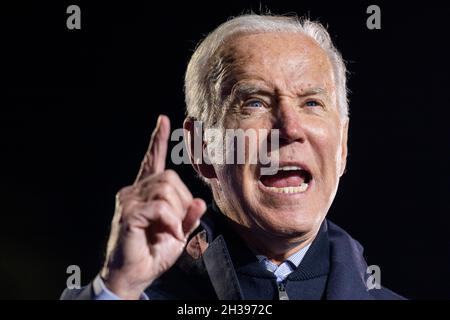 LE président AMÉRICAIN Joe Biden fait campagne pour le candidat au poste de gouverneur démocrate de Virginie Terry McAuliffe à Arlington, en Virginie, aux États-Unis.26 octobre 2021.McAuliffe se présente contre le républicain Glenn Youngkin; l'élection a lieu le 02 novembre 2021.Credit: SIPA USA/Alay Live News Banque D'Images