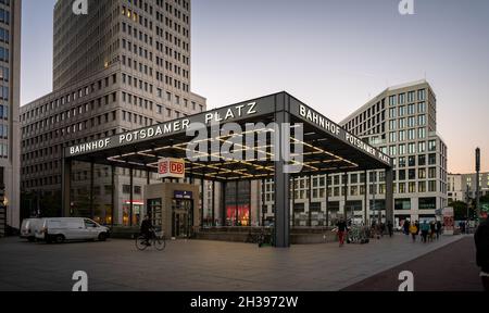 BERLIN, ALLEMAGNE - 24 octobre 2021 : BERLIN, ALLEMAGNE 24 octobre 2021.La gare Bahnhof Potsdamer Platz. Banque D'Images