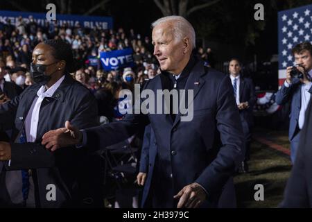 LE président AMÉRICAIN Joe Biden fait campagne pour le candidat du gouverneur démocrate de Virginie Terry McAuliffe à Arlington, Virginie, États-Unis, le 26 octobre 2021.McAuliffe se présente contre le républicain Glenn Youngkin; l'élection a lieu le 02 novembre 2021. Banque D'Images