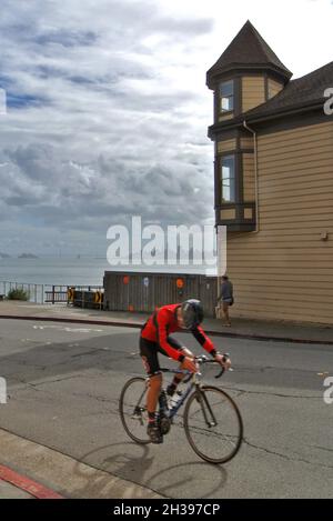 les cyclistes sortent de sausalito sur le chemin du retour à san francisco avec vue sur la baie et les gratte-ciel de san francisco Banque D'Images