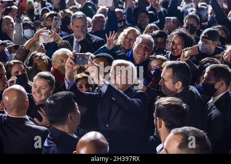 LE président AMÉRICAIN Joe Biden fait campagne pour le candidat du gouverneur démocrate de Virginie Terry McAuliffe à Arlington, Virginie, États-Unis, le 26 octobre 2021.McAuliffe se présente contre le républicain Glenn Youngkin; l'élection a lieu le 02 novembre 2021. Banque D'Images