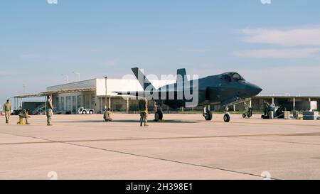 Les F-35 du 62e Escadron de chasseurs visitent la base interarmées de San Antonio-Lackland, le 21 octobre 2021.Les F-35 Lightning II se sont rendus à JBSA-Lackland pour un séjour de deux semaines pour s’entraîner et voler avec plusieurs avions différents de la région environnante pour inclure les F-16 Vipers de la 149e Escadre de chasseurs.(Photo de la Garde nationale aérienne par le sergent d'état-major.Ryan Mancuso) Banque D'Images