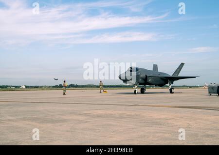 Les F-35 du 62e Escadron de chasseurs visitent la base interarmées de San Antonio-Lackland, le 21 octobre 2021.Les F-35 Lightning II se sont rendus à JBSA-Lackland pour un séjour de deux semaines pour s’entraîner et voler avec plusieurs avions différents de la région environnante pour inclure les F-16 Vipers de la 149e Escadre de chasseurs.(Photo de la Garde nationale aérienne par le sergent d'état-major.Ryan Mancuso) Banque D'Images