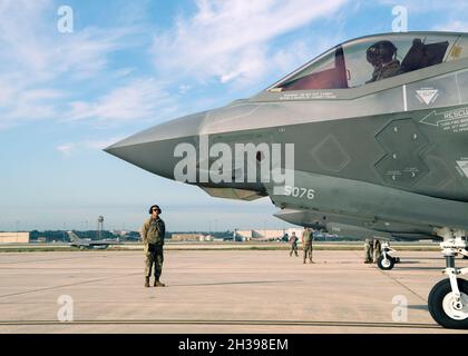 Les F-35 du 62e Escadron de chasseurs visitent la base interarmées de San Antonio-Lackland, le 21 octobre 2021.Les F-35 Lightning II se sont rendus à JBSA-Lackland pour un séjour de deux semaines pour s’entraîner et voler avec plusieurs avions différents de la région environnante pour inclure les F-16 Vipers de la 149e Escadre de chasseurs.(Photo de la Garde nationale aérienne par le sergent d'état-major.Ryan Mancuso) Banque D'Images