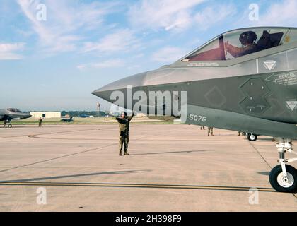 Les F-35 du 62e Escadron de chasseurs visitent la base interarmées de San Antonio-Lackland, le 21 octobre 2021.Les F-35 Lightning II se sont rendus à JBSA-Lackland pour un séjour de deux semaines pour s’entraîner et voler avec plusieurs avions différents de la région environnante pour inclure les F-16 Vipers de la 149e Escadre de chasseurs.(Photo de la Garde nationale aérienne par le sergent d'état-major.Ryan Mancuso) Banque D'Images