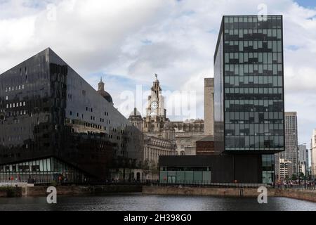 Anciens et nouveaux bâtiments à Pier Head, Liverpool, y compris les trois Grâces Banque D'Images