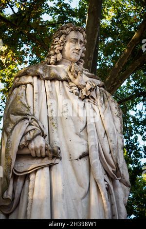 Statue de Montesquieu dans le parc de la place des Quinconces à Bordeaux Banque D'Images