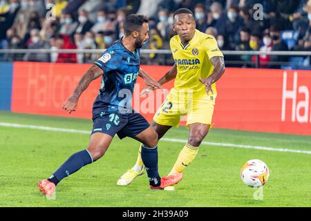 Villarreal, Espagne.26 octobre 2021.Pervis Josue Estupinan (à droite) de Villarreal CF et Carlos Akapo (à gauche) de Cadix CF en action pendant la Ligue espagnole, match de football entre Villarreal CF et Cadix CF à l'Estadio de la Ceramica.(score final; Villarreal CF 3:3 Cadix CF) (photo de Xisco Navarro/SOPA Images crédit:SIPA USA/Alamy Live News Banque D'Images