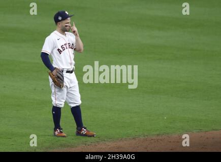 Houston, États-Unis.26 octobre 2021.Houston Astros deuxième baseman Jose Altuve se tient dans l'infield dans le troisième repas du jeu un contre les Braves d'Atlanta dans la série mondiale de MLB à minute Maid Park à Houston, Texas le mardi 26 octobre 2021.Photo de Maria Lysaker/UPI crédit: UPI/Alay Live News Banque D'Images