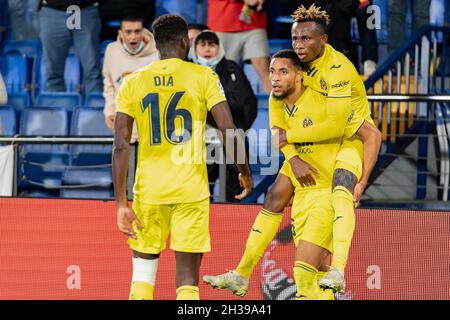 Villarreal, Espagne.26 octobre 2021.Samuel Chimerenka Chukwueze (à droite), Arnaut Danjuma Groeneveld (2e à droite), et Boulaye Dia (à gauche) de Villarreal fêtent pendant l'espagnol la Liga, match de football entre Villarreal CF et Cadix CF à l'Estadio de la Ceramica.(score final; Villarreal CF 3:3 Cadarreal CF) photo par XPA/SOPA/USA photos:SIPA USA/Alamy Live News Banque D'Images