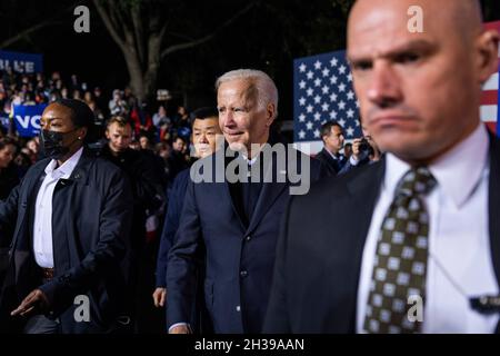 Arlington, Virginie, États-Unis.26 octobre 2021.Le Président des États-Unis Joe Biden fait campagne pour le candidat du gouverneur démocrate de Virginie Terry McAuliffe à Arlington, Virginie, États-Unis, le 26 octobre 2021.McAuliffe se présente contre le républicain Glenn Youngkin; l'élection a lieu le 02 novembre 2021.Credit: Jim LoScalzo/Pool via CNP/dpa/Alay Live News Banque D'Images
