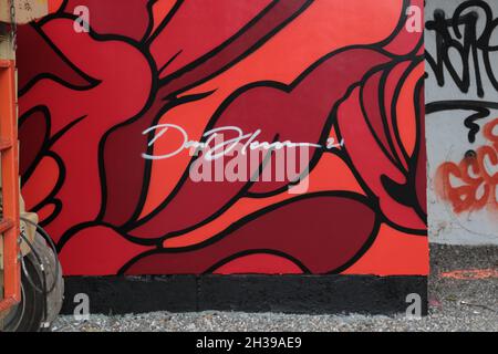 Vue partielle d'une fresque colorée d'un motard avec des fleurs rouges peintes par David Flores sur le mur mural de Bowery Banque D'Images