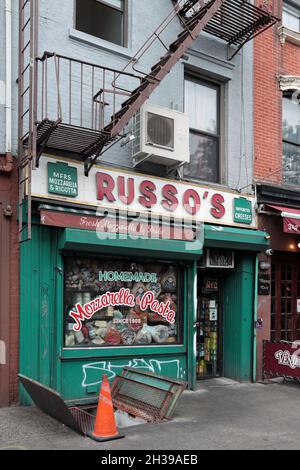 La boutique de pâtes et mozzarella de Russo's Fresh, située au 344 E 11th St, New York, dans l'East Village, vend des fromages italiens importés et d'autres aliments Banque D'Images