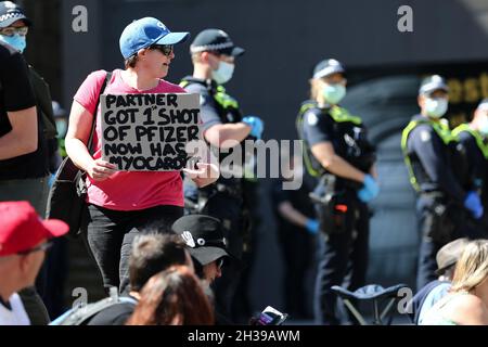 Melbourne, Australie, 27 octobre 2021.Les manifestants, flanqués par la police, sont vus avec des pancartes lors d'un rassemblement de vaccination antiobligatoire sur les marches du Parlement.Les manifestants s'opposent aux vaccins prescrits ainsi qu'à la dernière loi sur la pandémie proposée par le gouvernement Andrews.Crédit : Dave Helison/Speed Media/Alamy Live News Banque D'Images