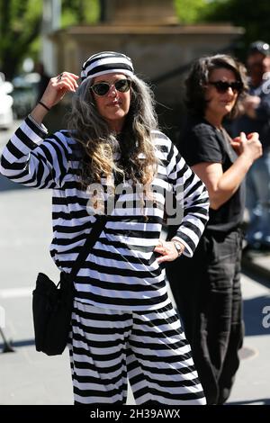 Melbourne, Australie, 27 octobre 2021.On voit une femme porter des vêtements de prison lors d'un rassemblement de vaccination antiobligatoire sur les marches du Parlement.Les manifestants s'opposent aux vaccins prescrits ainsi qu'à la dernière loi sur la pandémie proposée par le gouvernement Andrews.Crédit : Dave Helison/Speed Media/Alamy Live News Banque D'Images