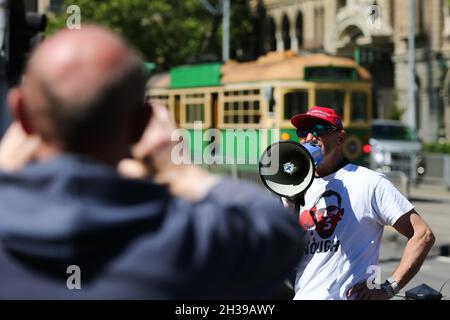 Melbourne, Australie, 27 octobre 2021.Un homme parle d'un mégaphone lors d'un rassemblement de vaccination antiobligatoire sur les marches du Parlement.Les manifestants s'opposent aux vaccins prescrits ainsi qu'à la dernière loi sur la pandémie proposée par le gouvernement Andrews.Crédit : Dave Helison/Speed Media/Alamy Live News Banque D'Images