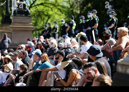 Melbourne, Australie, 27 octobre 2021.Les manifestants, flanqués par la police, sont vus avec des pancartes lors d'un rassemblement de vaccination antiobligatoire sur les marches du Parlement.Les manifestants s'opposent aux vaccins prescrits ainsi qu'à la dernière loi sur la pandémie proposée par le gouvernement Andrews.Crédit : Dave Helison/Speed Media/Alamy Live News Banque D'Images