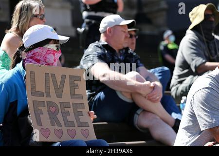 Melbourne, Australie, 27 octobre 2021.Les manifestants, flanqués par la police, sont vus avec des pancartes lors d'un rassemblement de vaccination antiobligatoire sur les marches du Parlement.Les manifestants s'opposent aux vaccins prescrits ainsi qu'à la dernière loi sur la pandémie proposée par le gouvernement Andrews.Crédit : Dave Helison/Speed Media/Alamy Live News Banque D'Images