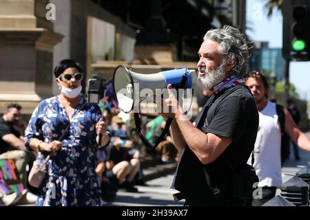 Melbourne, Australie, 27 octobre 2021.Un homme parle aux manifestants et à la police lors d'un rassemblement de vaccination antiobligatoire sur les marches du Parlement.Les manifestants s'opposent aux vaccins prescrits ainsi qu'à la dernière loi sur la pandémie proposée par le gouvernement Andrews.Crédit : Dave Helison/Speed Media/Alamy Live News Banque D'Images