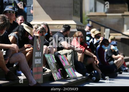 Melbourne, Australie, 27 octobre 2021.Les manifestants, flanqués par la police, sont vus avec des pancartes lors d'un rassemblement de vaccination antiobligatoire sur les marches du Parlement.Les manifestants s'opposent aux vaccins prescrits ainsi qu'à la dernière loi sur la pandémie proposée par le gouvernement Andrews.Crédit : Dave Helison/Speed Media/Alamy Live News Banque D'Images