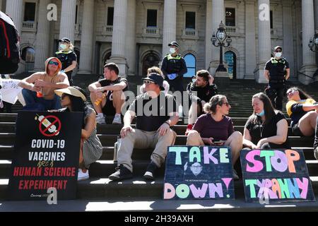 Melbourne, Australie, 27 octobre 2021.Les manifestants, flanqués par la police, sont vus avec des pancartes lors d'un rassemblement de vaccination antiobligatoire sur les marches du Parlement.Les manifestants s'opposent aux vaccins prescrits ainsi qu'à la dernière loi sur la pandémie proposée par le gouvernement Andrews.Crédit : Dave Helison/Speed Media/Alamy Live News Banque D'Images