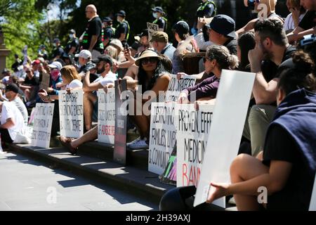 Melbourne, Australie, 27 octobre 2021.Les manifestants, flanqués par la police, sont vus avec des pancartes lors d'un rassemblement de vaccination antiobligatoire sur les marches du Parlement.Les manifestants s'opposent aux vaccins prescrits ainsi qu'à la dernière loi sur la pandémie proposée par le gouvernement Andrews.Crédit : Dave Helison/Speed Media/Alamy Live News Banque D'Images