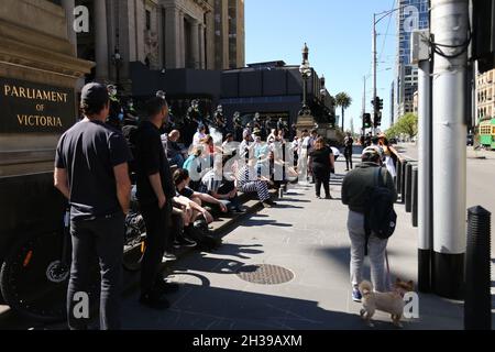 Melbourne, Australie, 27 octobre 2021.Les manifestants se rassemblent lors d'un rassemblement de vaccination antiobligatoire sur les marches du Parlement.Les manifestants s'opposent aux vaccins prescrits ainsi qu'à la dernière loi sur la pandémie proposée par le gouvernement Andrews.Crédit : Dave Helison/Speed Media/Alamy Live News Banque D'Images