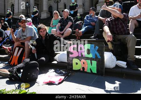 Melbourne, Australie, 27 octobre 2021.Les manifestants, flanqués par la police, sont vus avec des pancartes lors d'un rassemblement de vaccination antiobligatoire sur les marches du Parlement.Les manifestants s'opposent aux vaccins prescrits ainsi qu'à la dernière loi sur la pandémie proposée par le gouvernement Andrews.Crédit : Dave Helison/Speed Media/Alamy Live News Banque D'Images