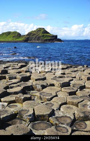 Vue sur les formations rocheuses naturelles de basalte volcanique avec la mer au-delà de la chaussée des géants, dans le comté d'Antrim, sur la côte nord de l'Irlande du Nord. Banque D'Images