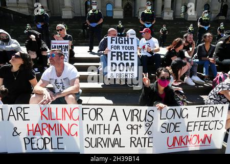 Melbourne, Australie, 27 octobre 2021.Les manifestants, flanqués par la police, sont vus avec des pancartes lors d'un rassemblement de vaccination antiobligatoire sur les marches du Parlement.Les manifestants s'opposent aux vaccins prescrits ainsi qu'à la dernière loi sur la pandémie proposée par le gouvernement Andrews.Crédit : Dave Helison/Speed Media/Alamy Live News Banque D'Images