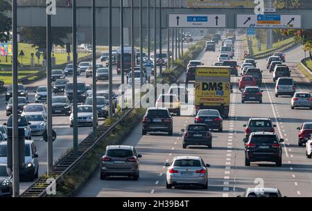 Heure de pointe en soirée sur le Georg-Brauchle-Ring à Munich, Bavière, Allemagne Banque D'Images