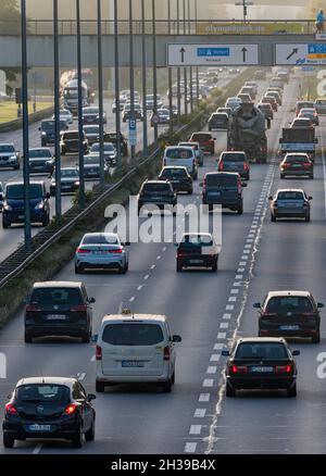 Heure de pointe en soirée sur le Georg-Brauchle-Ring à Munich, Bavière, Allemagne Banque D'Images