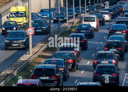 Heure de pointe en soirée sur le Georg-Brauchle-Ring à Munich, Bavière, Allemagne Banque D'Images