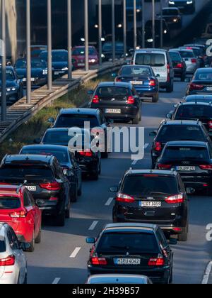 Heure de pointe en soirée sur le Georg-Brauchle-Ring à Munich, Bavière, Allemagne Banque D'Images