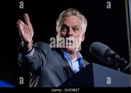 Terry McAuliffe, candidat au poste de gouverneur démocrate de Virginie, présente le président des États-Unis Joe Biden à Arlington, en Virginie, aux États-Unis, le 26 octobre 2021.McAuliffe se présente contre le républicain Glenn Youngkin; l'élection a lieu le 02 novembre 2021.Credit: Jim LoScalzo/Pool via CNP /MediaPunch Banque D'Images
