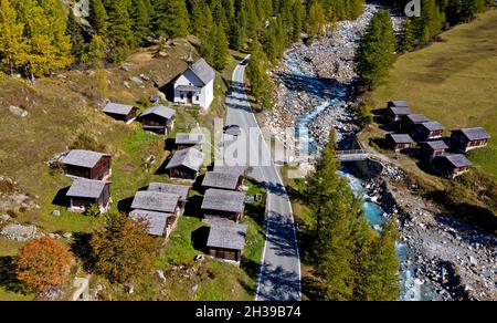 Village stable de Kuehmad avec chapelle de pèlerinage, Blatten, Loetschental, Valais, Suisse Banque D'Images