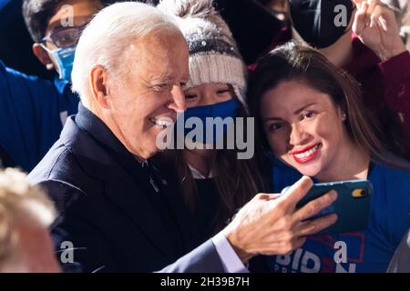 Le Président des États-Unis Joe Biden fait campagne pour le candidat du gouverneur démocrate de Virginie Terry McAuliffe à Arlington, Virginie, États-Unis, le 26 octobre 2021.McAuliffe se présente contre le républicain Glenn Youngkin; l'élection a lieu le 02 novembre 2021.Credit: Jim LoScalzo/Pool via CNP /MediaPunch Banque D'Images