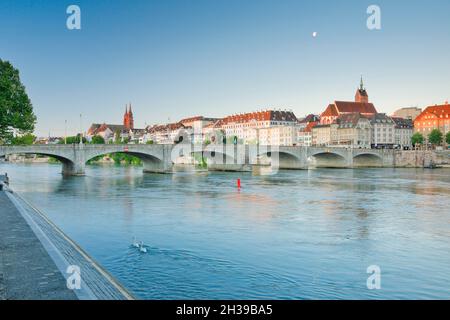 Vue depuis les rives du Rhin le long de la promenade du fleuve jusqu'à la vieille ville de Bâle avec la cathédrale de Bâle, l'église Saint-Martin, la Mittlere Banque D'Images