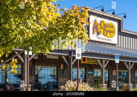 Le restaurant Cracker Barrel et le magasin Old Country à Snellville (Metro Atlanta), en Géorgie, lors d'une belle journée d'automne.(ÉTATS-UNIS) Banque D'Images